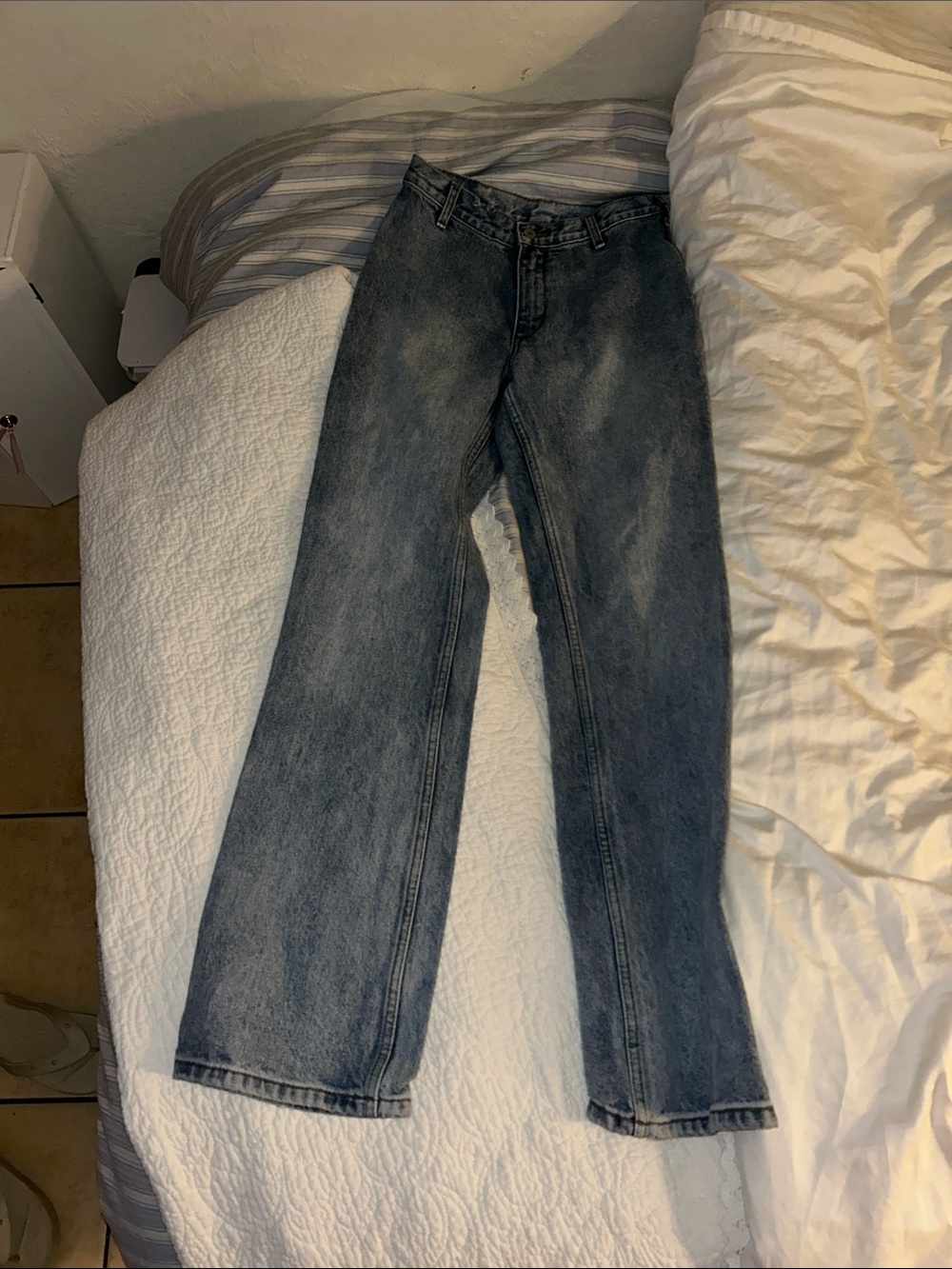 Brandy Melville Straight-Leg Jeans in Faded Blue